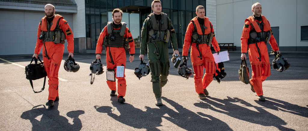 Personal ur 3 helikopterskvadronen på väg ut på landningsbanan.