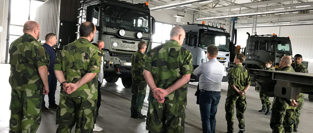 Managementenhetens försvarsintendetkurs på Militärhögskolan Karlberg på besök på logistikskolan i Skövde.