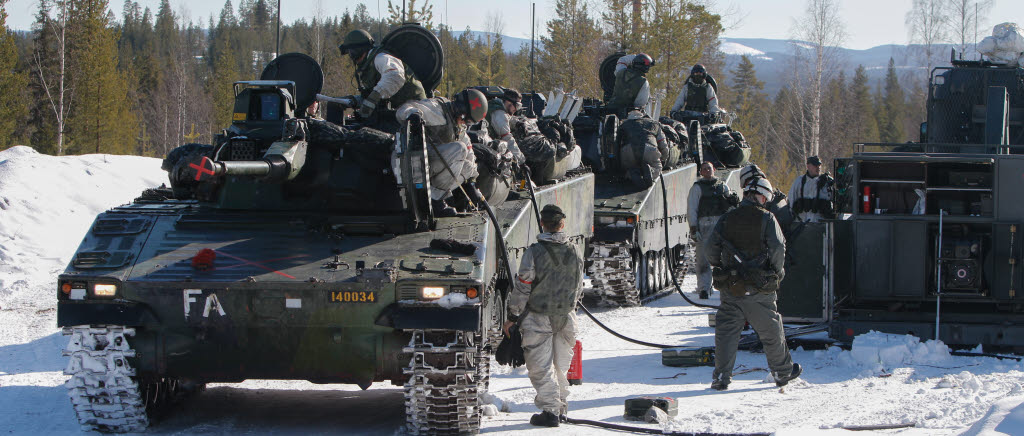 Laddat och klart för strid, här får brigadspaningskompaniet fylla upp sina fordon med drivmedel. De utgör fiendestyrka tillsammans med en pansarskyttepluton ur Wilska kompani från Skaraborgs regemente, P 4, i Skövde.