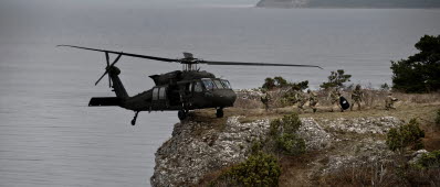 Operatörer från Särskilda operationsgruppen (SOG) ilastar helikopter 16, Blackhawk under övning på Gotland. Specialförband.