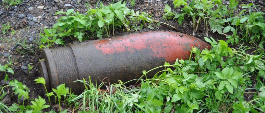 Granaten är en 305 mm granat som väger över 350 kg med en bedömd laddningsvikt på upp emot 20 kg sprängämne om den skulle vara skarp. 