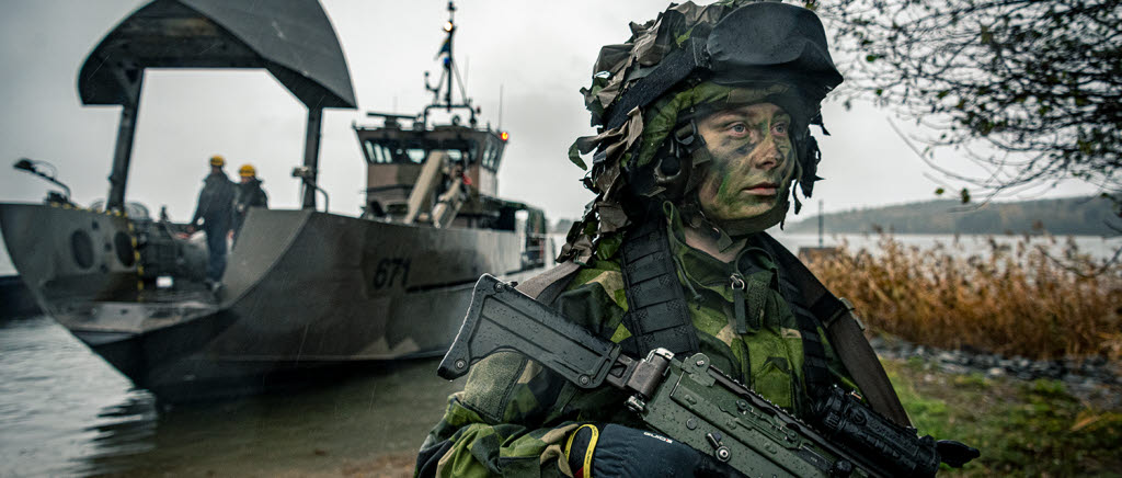 Lastning lätt trossbåt logistiksoldater