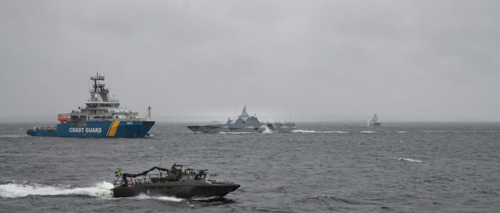 Under Swenex-21 övade marinen på att försvara Sverige mot ett angrepp från havet, men också på att skydda viktig sjöfart. Fartyg, båtar och ungefär 2200 soldater och sjömän deltog.
