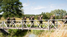 P 7:s värnpliktiga plutonsbefäl, med inryck våren 2024, marschar mellan Södra skånska regementet och övningsfältet Björka. 