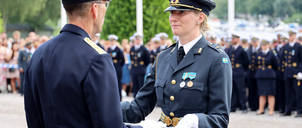 Bild från examensceremoni för officersprogrammet och Sofu, särskild officersutbildning som hölls framför Militärhögskolan och Karlbergs slott. Försvarshögskolan och FHS.