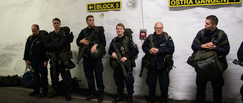 Dygnet runt, året om, ständigt helt enkelt, har Sjöinfokompaniet koll på det svenska territorialvattnet, både på ytan och under den. Samtidigt bedriver de sambandsledning för marinens alla enheter - jämt. Delar av dem som utför det här arbetet gör det i en skyddad bergsanläggning på Muskö. Men vad händer om det plötsligt sker intrångsförsök där de sitter? Vad krävs av personalen då för att de ska kunna fortsätta lösa sin uppgift? Den och många andra frågor var satta att besvaras under ett veckoslut i september. 

Kompaniövning Sjöinformationskompaniet