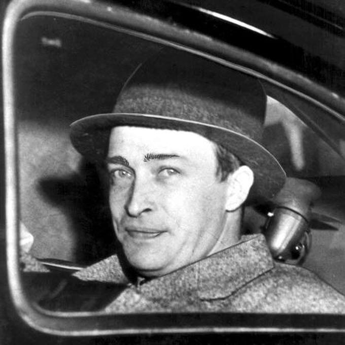 Fritjof Enbom fotograferad i samband med en av Enbomaffärens domstolsförhandlingar 1952.