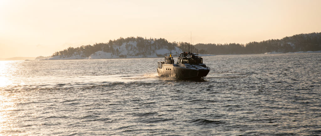 Stridsbåt i soluppgång vid Horsfjärdern.
