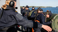 Marinövning höst 2025 är en stor årlig övning som syftar till att utveckla marinens förmåga till gemensamma undervattens- och ytstridsoperationer, för att kunna säkerställa fri rörlighet för både militär och civil sjötrafik i fred, kris och krig.  Under Marinövning höst 2025 övar marinen både minering och minröjning av farleder.
