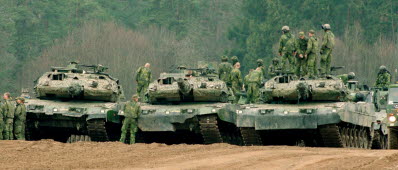 Stridsvagn 122 Leopard uppställda.