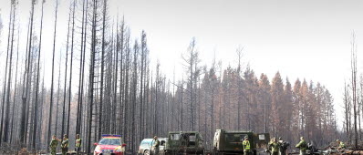 Försvarsmakten/hemvärnet arbetar med eftersläckning av den stora skogsbranden i Sala-traken, Västmanland.