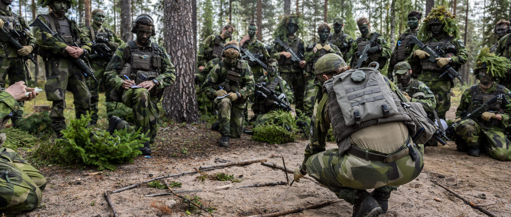 Försvarsmakten genomför en oanmäld beredskapskontroll strax norr om Kalix. Övningen omfattar cirka 700 soldater från olika arméförband.

Ordergivning i terrängen på Lombens skjutfält.

