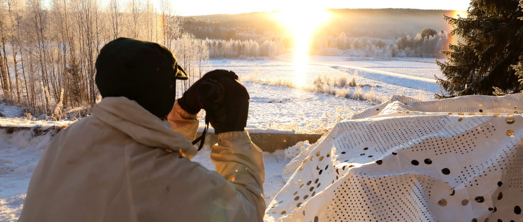 Soldat övervakar en skarpskjutning