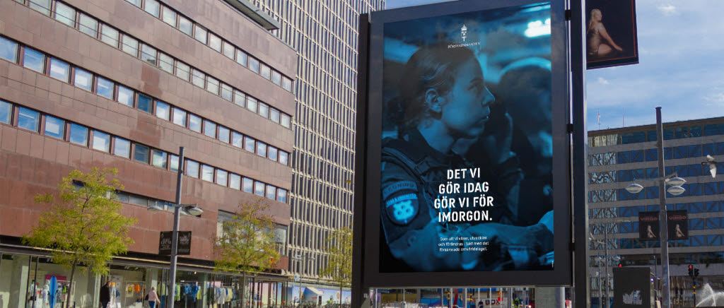 Reklamskylt i stadsmiljö.