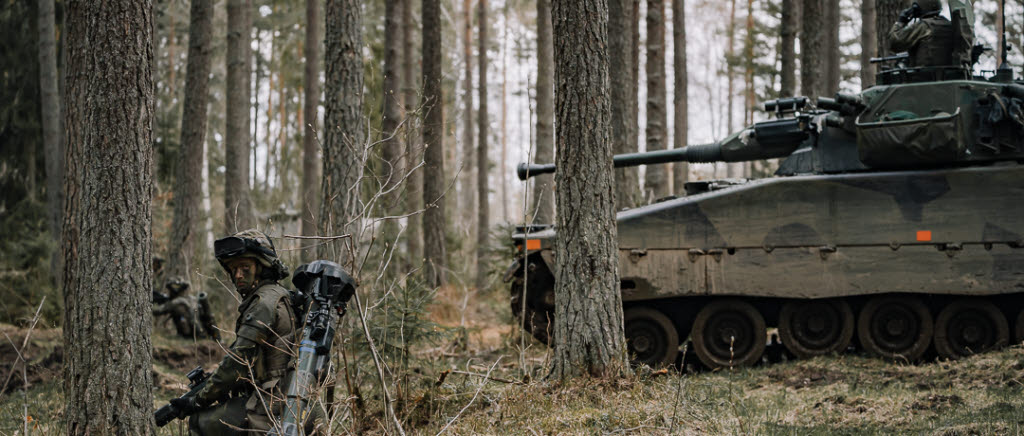 Soldater från Gotlands regemente och Norrbottens regemente övar på Gotland.