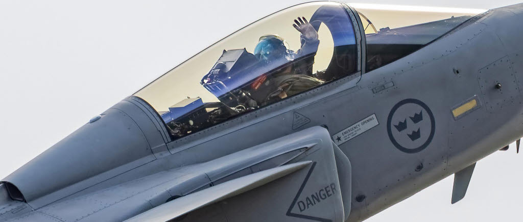 Pilot vinkar från Jas 39 Gripen.
