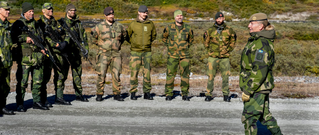 Hjemmeværnet støtter Forsvarets styrkede militære tilstedeværelse i Grønland

Danmarks frivillige styrke er sammen med hjemmeværnene fra Sverige og Norge i Grønland. Her deltager 131 soldater i Arctic Light 2025, der er en øvelse under Operation Arctic Assurance 2025.
Forsvaret er også massivt til stede med flere andre NATO-landes stående styrker. 

Samarbejdet mellem de nordiske lande er stærkt og en væsentlig del af Danmarks sikkerhed.