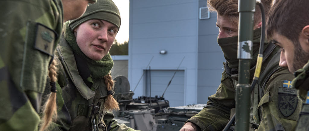 Vagnchef från P4 håller ordergivning inför kommande anfall.

Tank commander giving order.