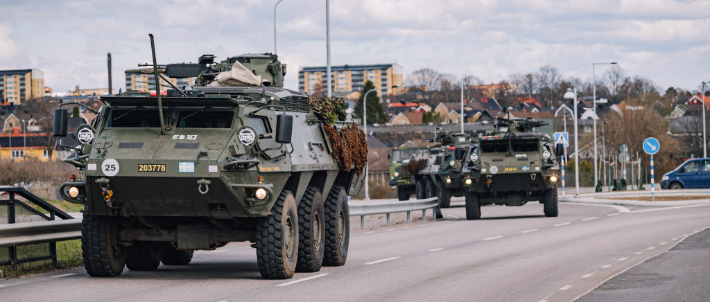 Militärfordon på väg från Luftvärnsregementet för att delta i försvarsmaktsövning Aurora 23.