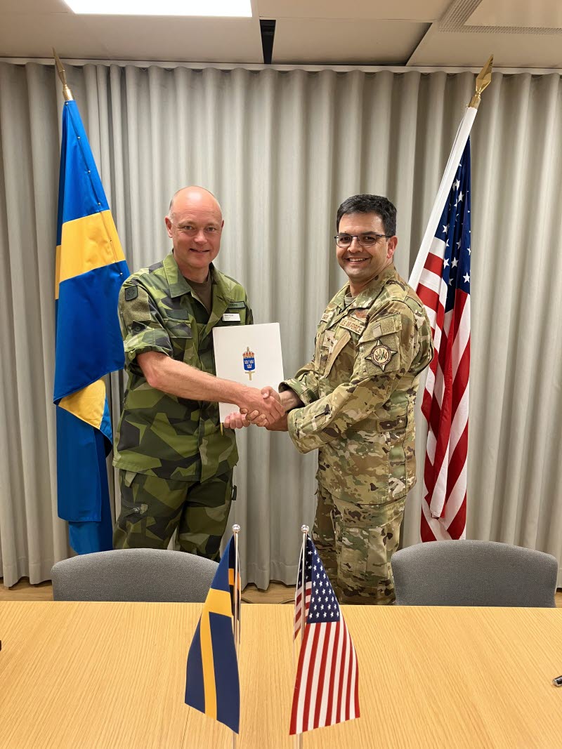 DCA-avtalet, Chefen för Försvarsstabens Strategienhet generalmajor Johan Pekkari och brigadgeneral Quaid H. Quadri (US EUCOM), ställföreträdande Chefen J5. 