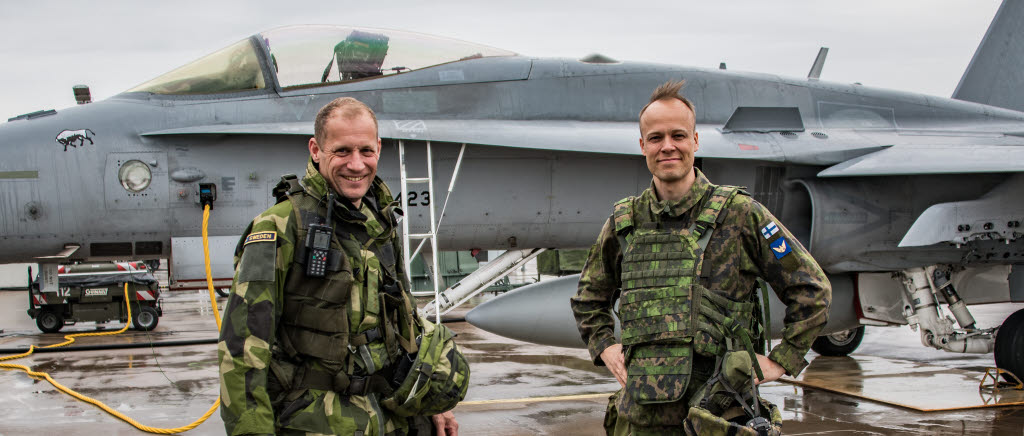 Fördjupat samarbete mellan Sverige och Finland. Överste Adam Nelson och major Markus Paukkeri står framför ett F 18.