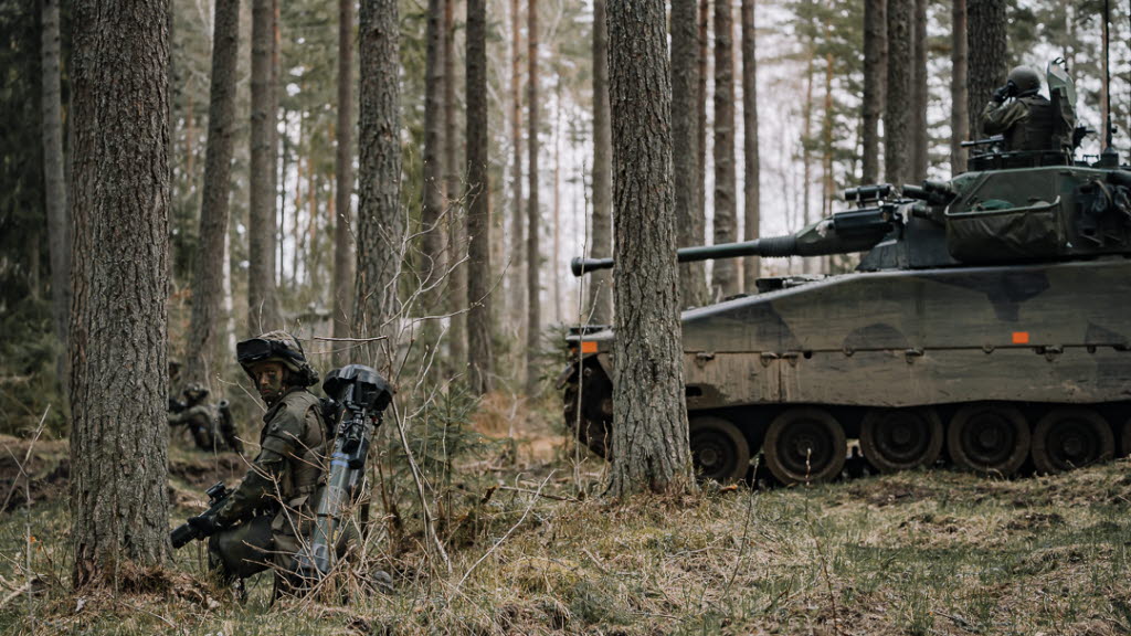 Soldater från Gotlands regemente och Norrbottens regemente övar på Gotland.