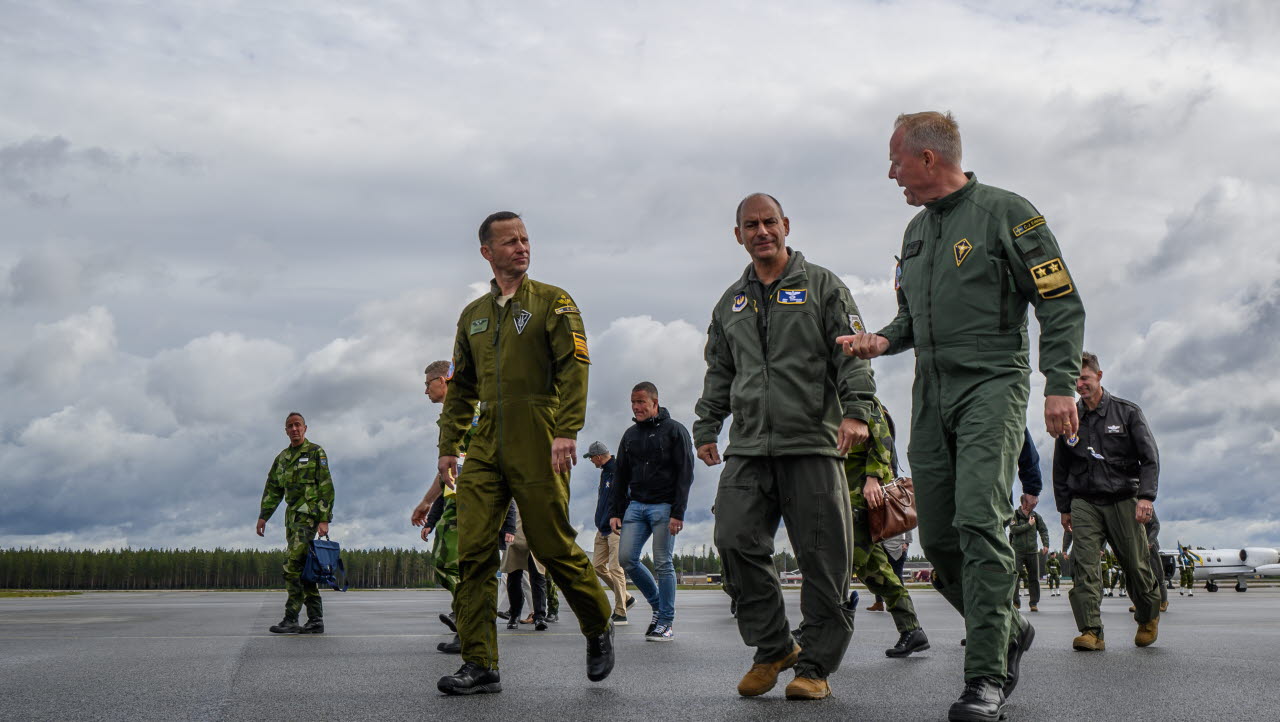 Besöksdag under ACE 21. Försvarsminister Peter Hultqvist, överbefälhavare general Micael Byden, flygvapenchefen Carl-Johan Edström och chefen för US Air Force Europe och Africa, general Jeffrey L Harrigian med sällskap besökte övningnena under tisdagen - dag sju in på övningen