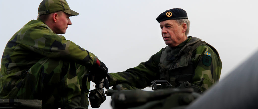 General Anders Silwer på besök på Skaraborgs regemente och fanjunkare Eirik Steinum