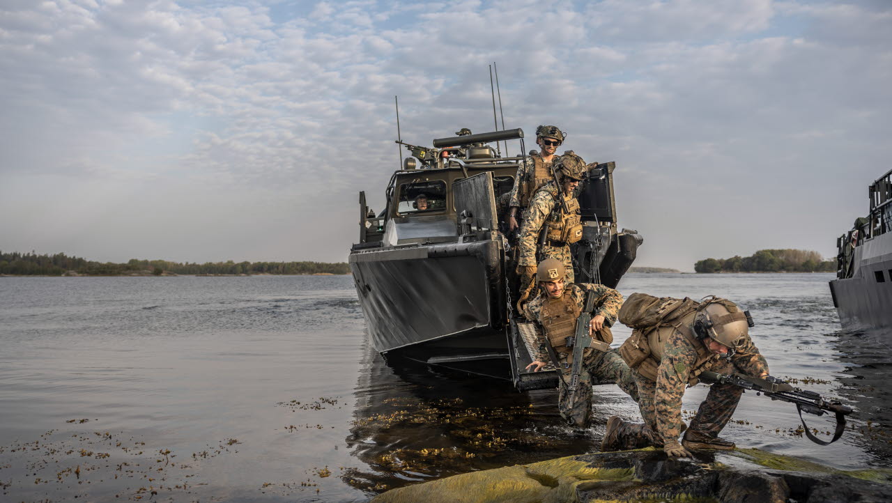 Svenska marinen har sedan länge ett omfattande samarbete med USA och övningen Archipelago Endeavour 24 syftar till att fördjupa de svenska och amerikanska styrkornas kunskaper och erfarenheter. Ca 500 personer från de båda nationerna deltar under övningen.