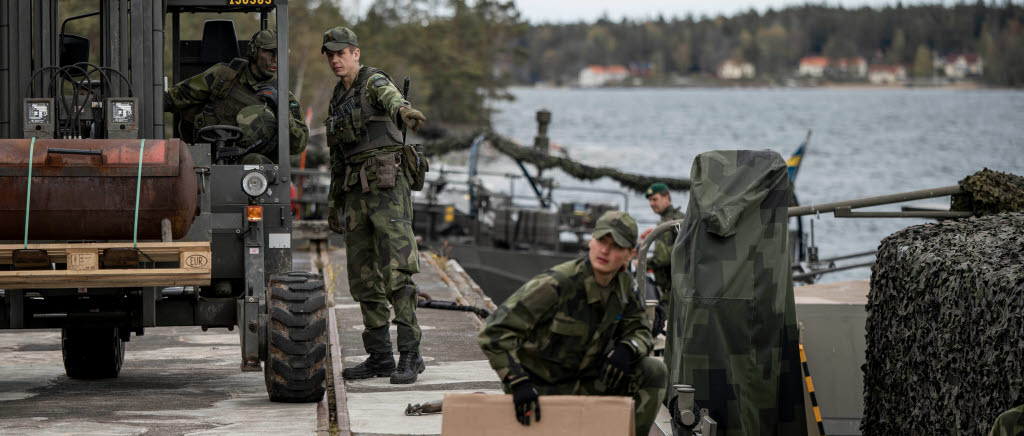 Marinbasen levererar förnödenheter till Amfibiebataljonen vid ett stort försörjningsmoment under Swenex 20.