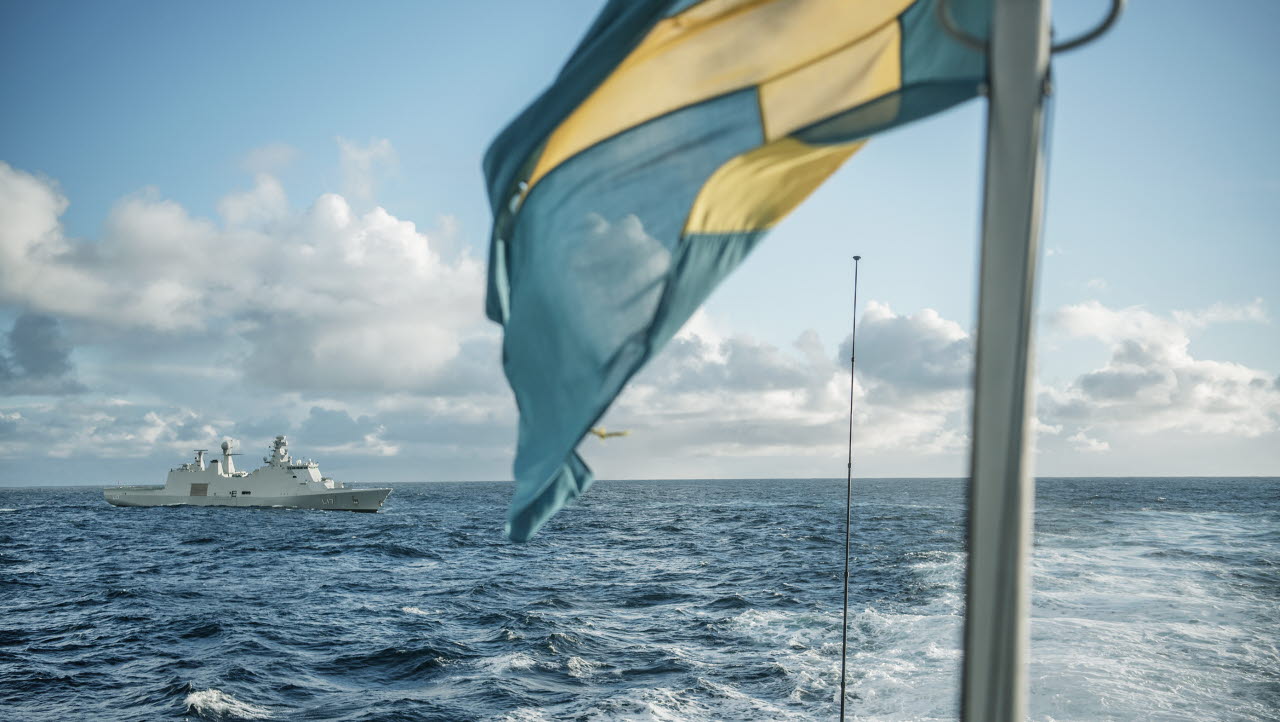 Fartygen som deltar i övningen Trident Juncture 18 genomför eskortövningar och ubåtsjaktövningar.

Trident Juncture 18 är en av Natos största övningar och som huvudsakligen genomförs i Norge. Totalt deltar mer än 50 000 soldater, 10 000 fordon, 130 flygplan och 70 fartyg. Sverige deltar med 2500 soldater, åtta Jas Gripen och två fartyg av Visbyklass.