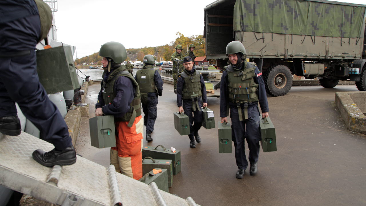 Samverkansövning mellan HMS Vinga och 36 hemvärnsbataljonen i oktober 2018. Sjukvård, skydd och ammunitionsförsörjning av fartyget var några av momentet.