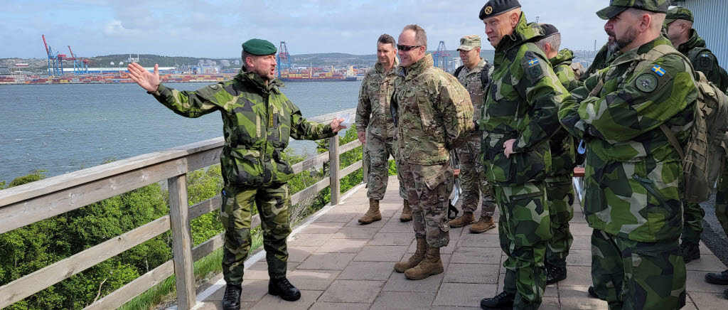 Chefen för Amf 4, Fredrik Herlitz berättar för generalerna Engelbrektson och Kolasheski om betydelsen av Göteborgs hamn.