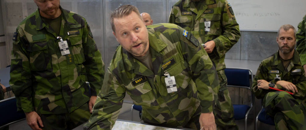 Överste Peter Andersson, chef Skaraborgsbrigaden (MekB4), redogör för brigadens taktik under ASÖ 25.