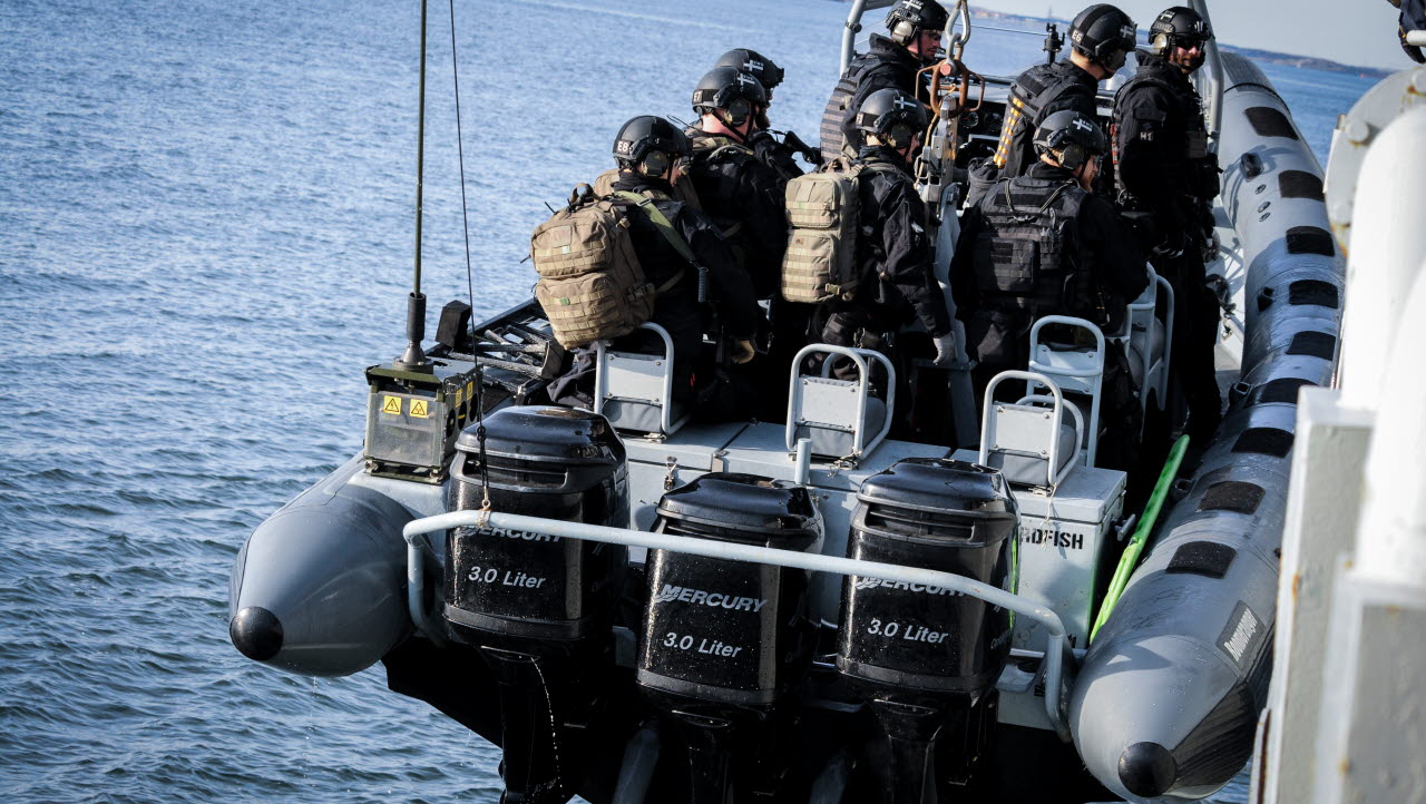 Bordningstroppens ribbåt tas hem på HMS Carlskrona efter bordning.