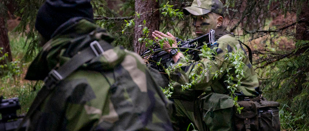 Hungrig pliktpersonal spetsar övning