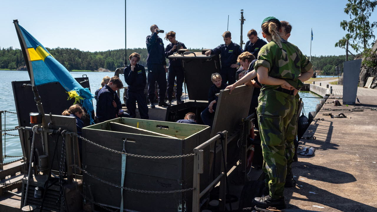 Stridsbåtar och gruppbåtar (g-båtar) används både för transporter och utbildning under sommarskolan.