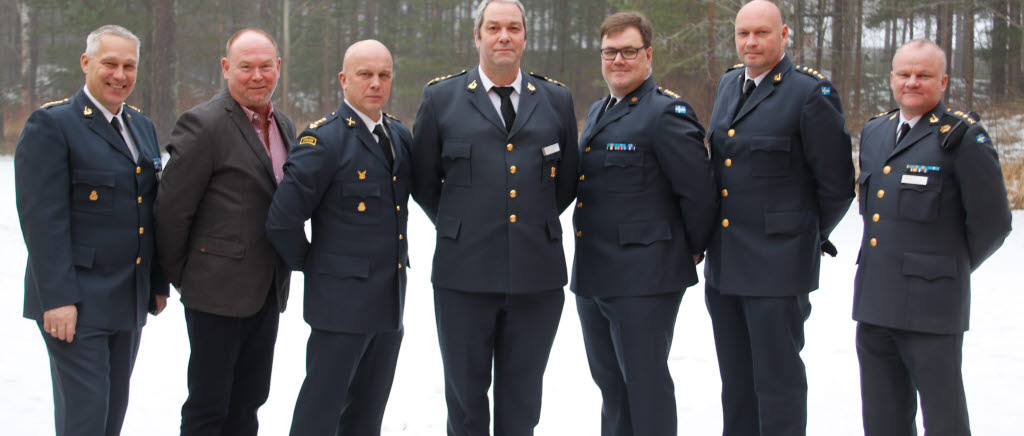 Fem av de sju nya förvaltarna vid MSS flankerade av förbandschefen Stefan Smedman och regementsförvaltaren Martin Odh, fr. v: Stefan Andersson, Hans Aryd Siljelo, Anders Jakobsson, Henrik Nilsson och Per Engzén. Saknas på bilden: Lars Behm och Stefan Lindquist.