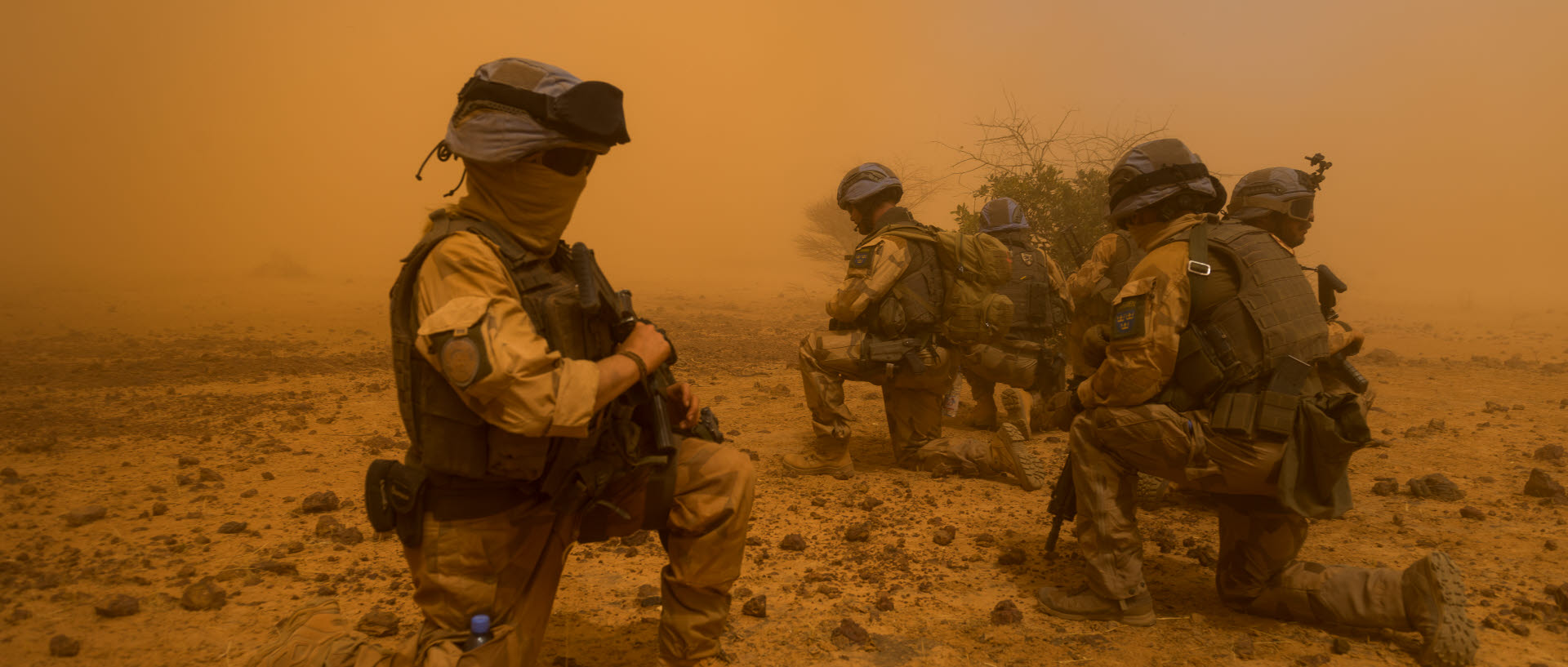 Sista delen av Folon, en operation i centrala Mali där spaningskompaniet ur Mali 09 samverkar lokalt för att inhämta underrättelseunderlag och visa närvaro i östra Moptiregionen söder om Timbuktu. Operationen syftar till att lugna etniska konflikter i området och visa lokalbefolkningen att FN finns närvarande även i mer avlägsna områden. Den sista av fyra delar i operationen är ett eskortuppdrag där spaningskompaniet har som uppgift att rekognocera helikopterlandningsplatser, möteslokaler samt skydda mötet mellan civila FN-representater och lokala befattningshavare i Dinangouruområdet.

Operationen Folon är också en logistisk utmaning som tvingar förbandet att med hjälp av andra nationers transportflyg via en luftbro flyga sina arton pansarterrängbilar med släp från Timbuktu till Sevaré varifrån operationen sedan utgick. Från Sevaré till det fjärde operationsområdet är det ytterligare två dagars fordonsmarsch genom olika terrängtyper som tvingar ner hastigheten till mellan femton och trettio kilometer i timmen.

IA, den svenska spaningsgrupp som understött närskyddet av mötet mellan FN och lokalbefolkning avtransporteras med hjälp av en kanadensisk chinookhelikopter. De svenska soldaterna sveps in i damm som helikopterns rotorer piskar upp från marken, sk 