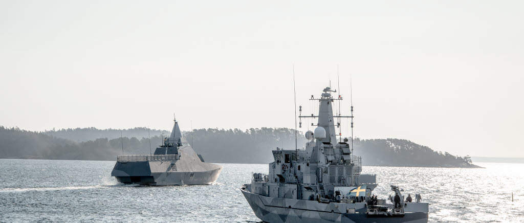 HMS Trossö övar Skyddstjänst och Bogsering under en dagstur på Hårsfjärden.

Ombord på HMS Trossö jobbar nyanställde signalmatrosen Jens Rosén som är pensionerad balettdansare från Stockholmsoperan.