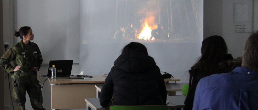 Yrkesinformatör Emeli Olsson informerar en samhällsklass på Västerhöjds gymnasium i Skövde om totalförsvarsplikten.
