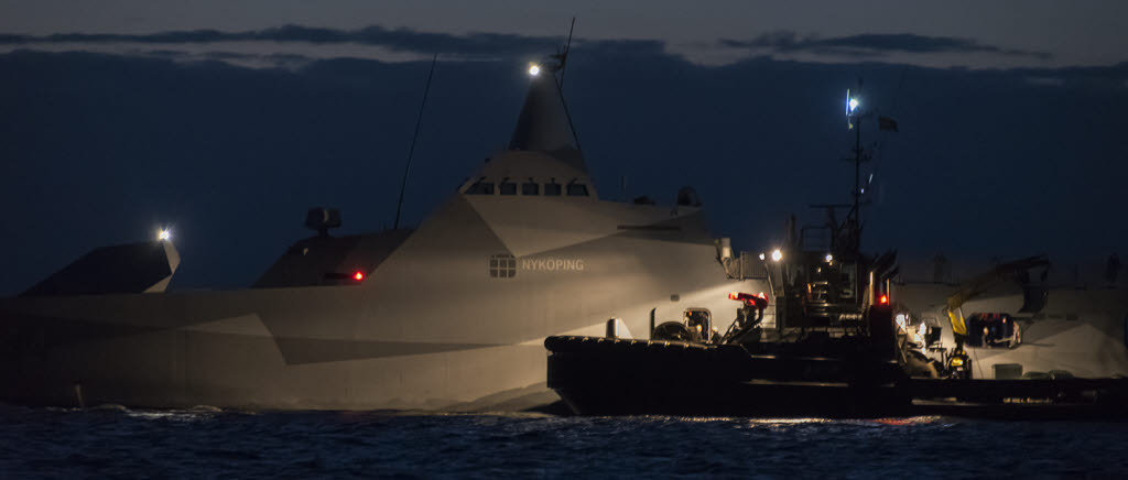 Logistikförsörjning till visbykorvett från HMS Hector under övningen Swenex.