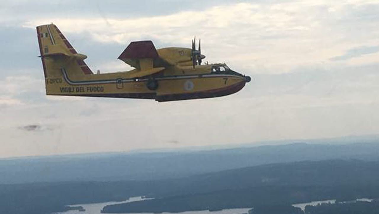 Italienska vattenbombflygplanen som bekämpar de omfattande skogsbränderna i Sverige.