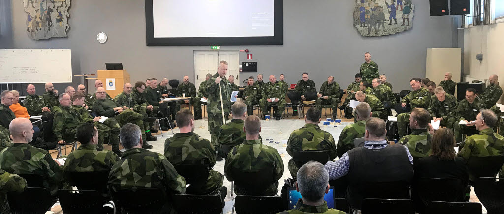 Markstridsskolans överstelöjtnant Claes Sylvén samlade drygt 100 officerare i Götasalen på Trängregementet i Skövde för att spela sig igenom arméns moment under Aurora 20.