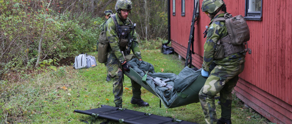 Soldater från Livgardet övar skademoment med mer realism än vanligt. De skadade är professionella skademarkörer med sminkade amputationer. 