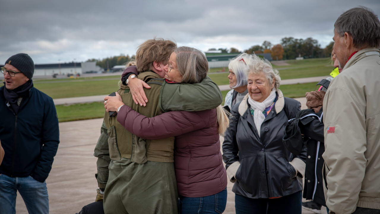 Flygelev blir gratulerad av familj, vingexamen.