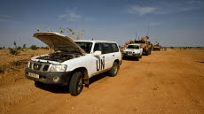 ABÉCHÉ 20080625.Delar ur pluton Alfa eskorterar FN-prsonal som besöker flyktingläger och byar runt om Farchana. Plutonen fick bistå FN-personalen med bogserhjälp på grund av det i bland dåliga väglaget..EU:s insats i Tchad och Centralafrikanska republiken går under namnet Eufor Tchad/RCA och har varit på plats sedan februari i år. Insatsen kommer att bestå av 3700 soldater som ska bidra till att skydda civilbefolkning och flyktingar i östra Tchad. EU-insatsen har också som uppgift att skydda FN:s personal på plats i polisinsatsen Minurcat. EU-insatsen planeras pågå till mitten på mars 2009. .Foto: Johan Lundahl/Combat Camera