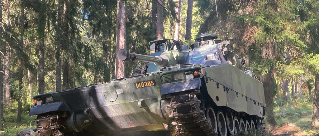 Stridsfordon 90 i skog.