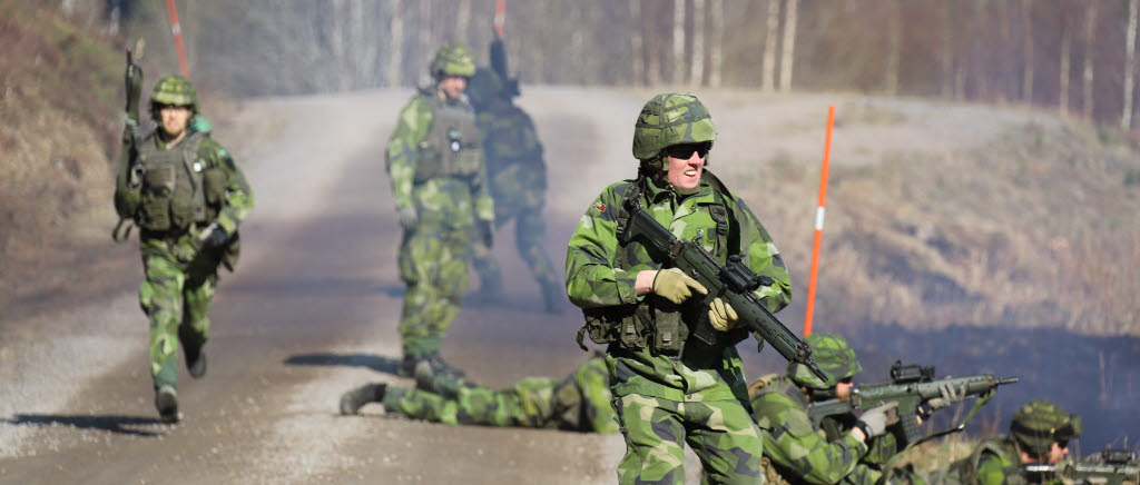 Eld och rörelse på Prästtomta skjutfält. Stridsskjutning med skarp ammunition för kadetterna som nu går Specialistofficersutbildningen vid Markstridsskolan i Kvarn.