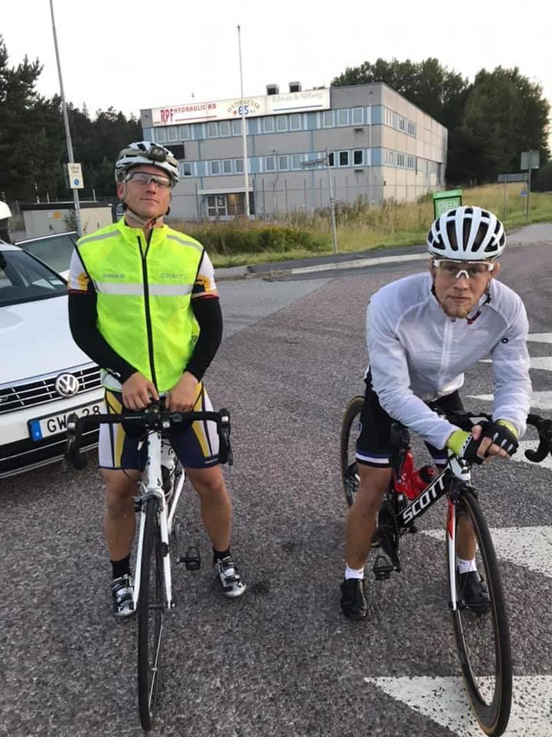 Ola Carell och Olle redo för cykeletappen som pågick under dygnets mörka timmar. De genomförde en klassiker under 24 timmar.